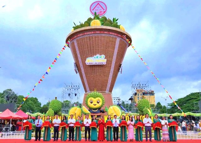 Khai mạc Lễ hội Sầu riêng Đắk Lắk — tháp gùi 18m
